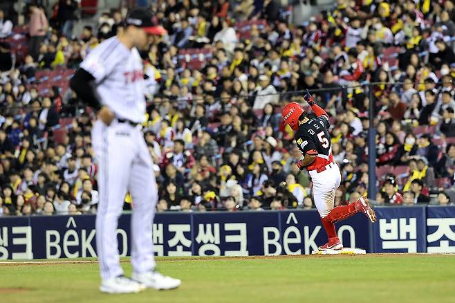 KIA 김도영, LG 톨허스트 상대로 시즌 첫 홈런 발사 (서울=연합뉴스) KIA 타이거즈 김도영이 시즌 첫 홈런을 때려냈다. 
    김도영은 31일 서울 송파구 잠실야구장에서 열린 2026 신한 SOL KBO리그 LG 트윈스와 원정 경기 4-0으로 앞선 2회초 2사 주자 2루에서 LG 선발 투수 앤더스 톨허스트의 2구째 시속 137.3㎞ 커터를 받아쳐 왼쪽 펜스를 넘겼다. 2026.3.31
  [KIA 타이거즈 제공. 재판매 및 DB 금지]