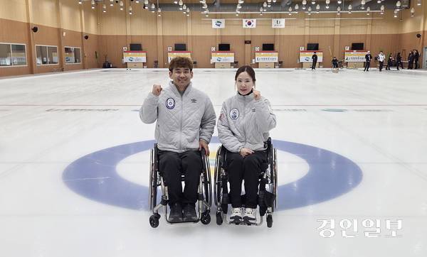 2026 밀라노·코르티나담페초 동계 패럴림픽 휠체어컬링 믹스더블에서 은메달을 딴 백혜진(오른쪽)과 이용석이 1일 의정부컬링경기장에서 열린 인터뷰에서 기념촬영을 하고 있다. 2026.4.1 /이영선기자 zero@kyeongin.com