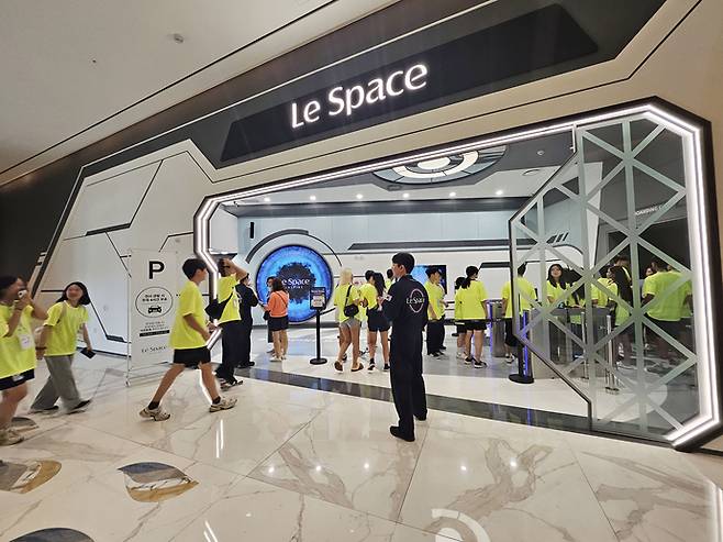 인스파이어 리조트의 미디어 아트 전시 및 체험 시설인 '르 스페이스'를 아이들이 이용하는 모습. 사진=인천관광공사