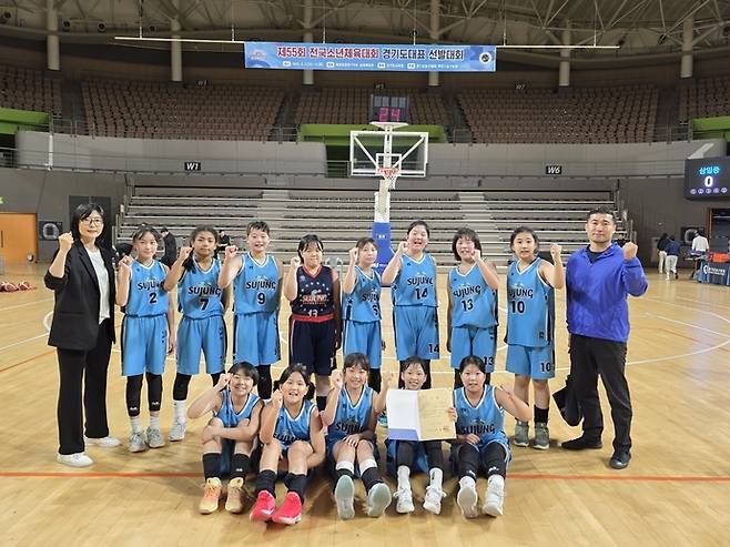 제55회 전국소년체육대회 농구 여자 12세 이하부에 경기도 대표로 출전하는 수정초 선수단이 기념촬영을 하고 있다. 사진=경기도농구협회