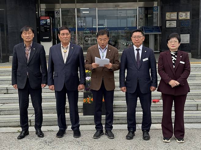 여주시 국민의힘 시도의원들이 박시선 부의장 발언에 유감을 표명하며 반박 성명서를 발표하고 있다.(왼쪽부터 서광범 도의원, 김규창 경기도의회 부의장, 박두형 여주시의회 의장, 경규명·이상숙 시의원)