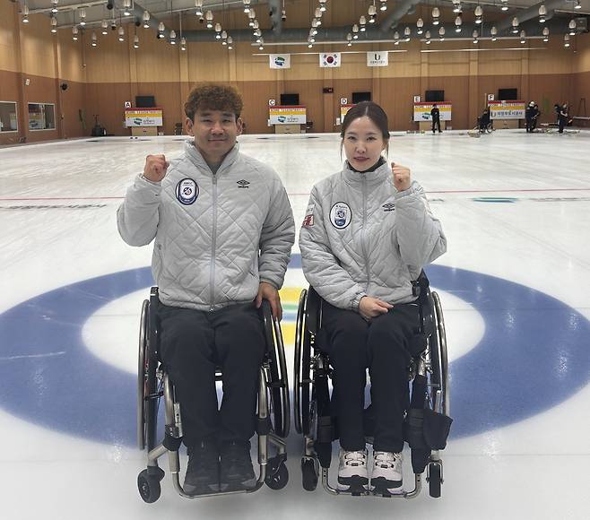 지난달 이탈리아에서 열린 2026 밀라노·코르티나 패럴림픽 휠체어컬링 믹스더블에서 은메달을 획득한 경기도장애인체육회 소속 백혜진(오른쪽)·이용석 조가 1일 의정부컬링장에서 기자 간담회를 연 뒤 기념사진을 찍고 있다. <이세용 기자>