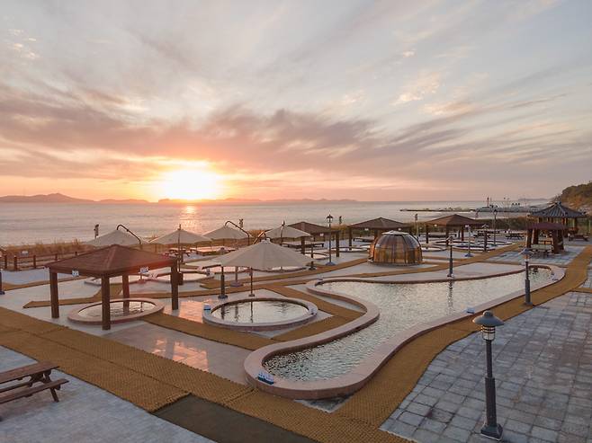 석모도의 온천 전경. <강화군 제공>