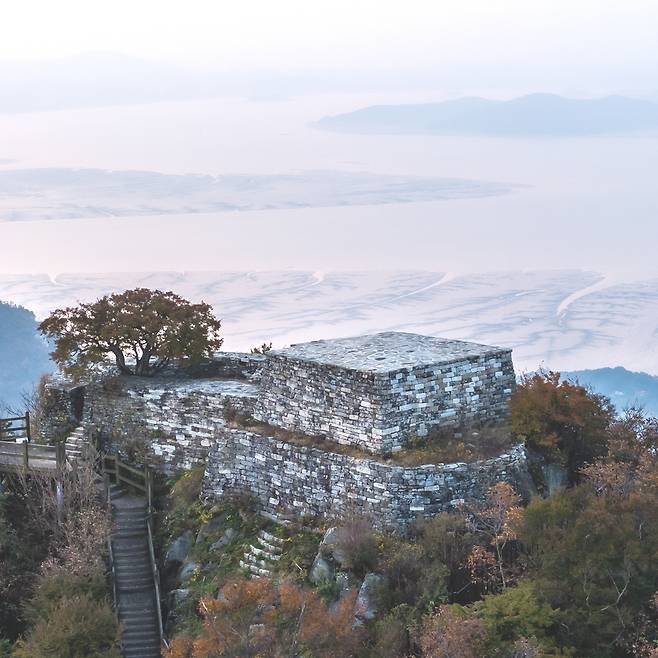 마니산 정상 인근의 참성단. <강화군 제공>