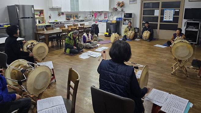 서산지역 어르신들이 경로당 활성화 프로그램에 참여하는 모습(사진=서산시 제공)