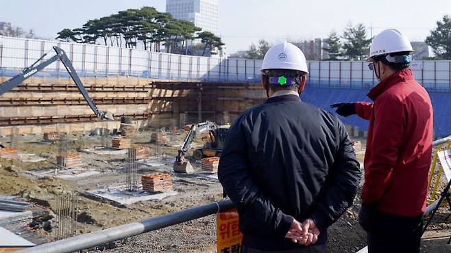 이완섭 서산시장이 서산 예천지구 공영주차장(초록광장) 조성 현장을 점검했다.(사진=서산시 제공)