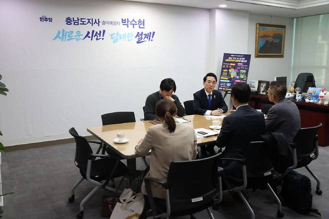 중소벤처기업부 관계자들에게 충남 지역주도형 AI 대전환 사업의 필요성을 설명 중인 박수현 의원. 사진제공=박수현 의원실