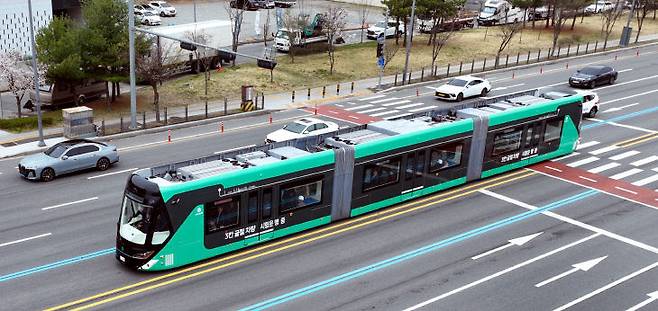 대전 서구 도안동 호수공원 일원에서 시범운행을 하고 있는 3칸굴절차량 모습. 사진은 이성희 기자