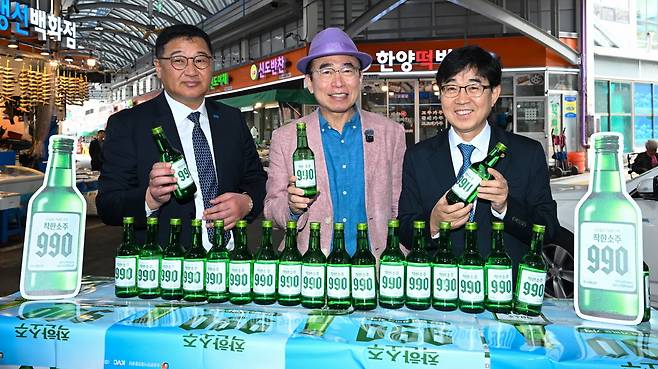 선양소주에서 '착한소주 990'을 출시한 가운데 1일 대전 동구 신도꼼지락 시장 내 후생사에서 조웅래 선양소주 회장, 인태연 소상공인시장진흥공단 이사장, 김재면 한국수퍼체인유동사업협동조합 이사장이 제품을 선보이고 있다. 김주형 기자 kjh2667_@cctoday.co.kr