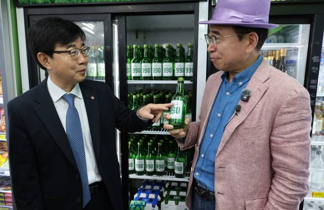 충청권 대표 주류기업 ㈜선양소주가 동네슈퍼 한정 '착한소주 990'을 990만병 공급해 소비자가 990원에 판매한다. 선양소주 제공