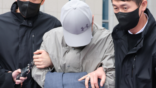 부서 회식이 열리던 식당 공용 화장실에 불법 카메라를 설치한 충북교육청 장학관이 1일 오후 청주지법에서 영장실질심사를 받은 뒤 호송차에 오르고 있다. 연합뉴스