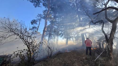 ◇지난 2024년 12월 선교장 인근인 강릉시 운정동에서 발생한 산불을 진화하고 있다. 연합뉴스