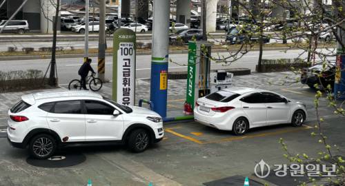 ◇1일 강원도 한 셀프주유소에 주유를 하기 위해 차량들이 줄지어 서있다. 사진=장소진기자