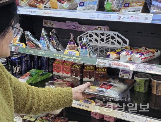 ▲ 외식 물가가 치솟으며 가성비 좋은 편의점 도시락을 찾는 수요가 늘고 있는 가운데 31일 찾은 울산 남구 삼산동의 한 편의점에서 점주가 빈 매대에 도시락을 채우고 있다.