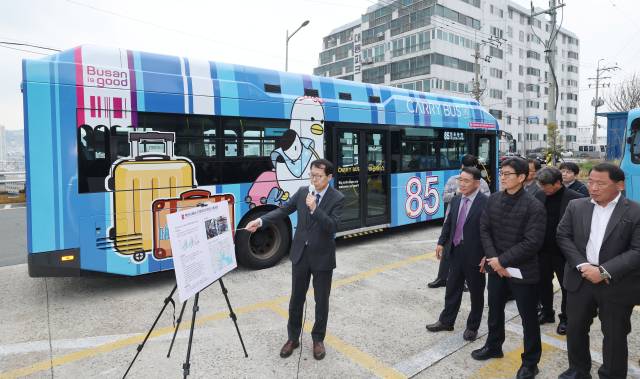 1일 오후 부산 영도구 청학동 유한여객 차고지에서 ‘시내버스 대형 캐리어 반입 시범 사업 시연회’가 열렸다. 정종회 기자 jjh@
