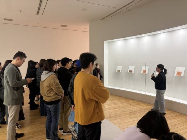 김주현(오른쪽) 경남도립미술관 학예연구사가 작품을 설명하고 있다./한유진 기자/