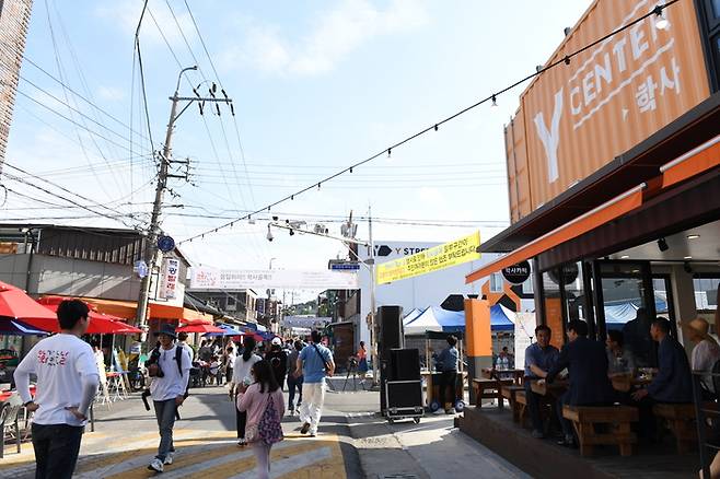 2018년 문화의날 행사로 경북전문대학교 앞 학사골목이 북적이고 있다. <영주시 제공>