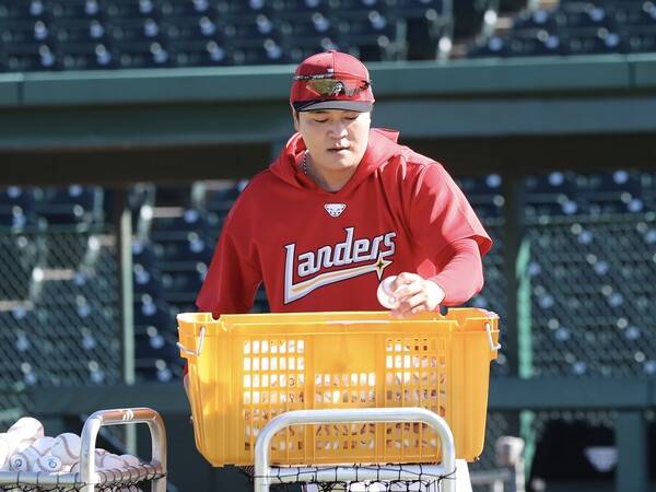 훈련을 지원하는 추신수(사진=SSG)