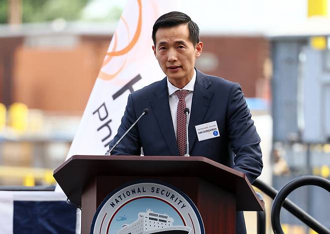 지난해 8월26일 김동관 한화그룹 부회장이 미국 필라델피아의 한화 필리조선소에서 '스테이트 오브 메인'호 명명식 환영사를 하는 모습. / 사진=연합뉴스