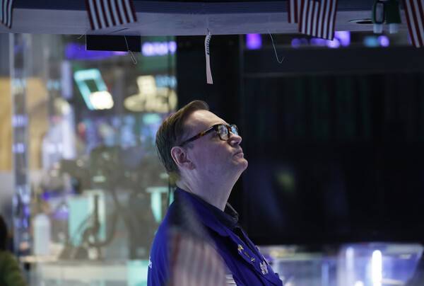 화요일, 뉴욕 월스트리트의 뉴욕 증권거래소(NYSE)에서 거래자들이 폐장 전 거래장에서 업무를 보고 있다. 다우존스 지수는 1,100포인트 이상 상승했고, S&P 500 지수는 이란 전쟁 종식에 대한 기대감으로 5월 이후 최고치를 기록했다. [출처=연합뉴스]