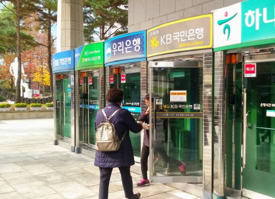 은행권에서는 디지털 전환과 비용 효율화를 이유로 점포 축소가 불가피하다는 시각이 지배적이다. [출처=EBN]