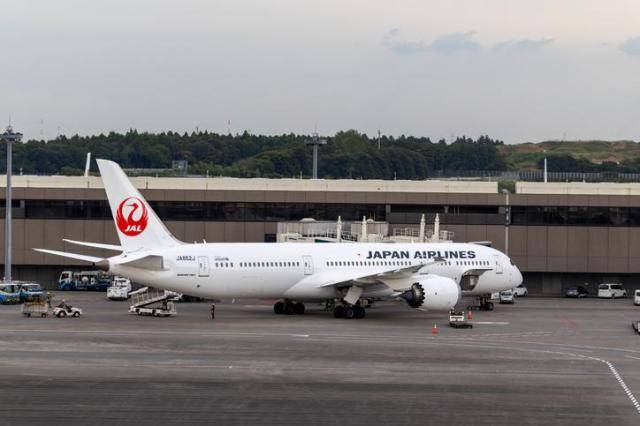 일본 나리타 국제공항에 주기된 일본항공(JAL) 소속 보잉 787-9 여객기[사진=게티이미지뱅크]