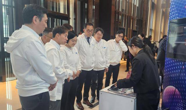 한성숙 중소벤처기업부 장관(앞줄 왼쪽 세번째)이 1일 오후 서울 여의도동 콘래드호텔에서 열린 '모두의 챌린지 AX(인공지능 전환) 출범식'에서 행사장에 마련된 스타트업의 기술 전시부스를 둘러보고 있다.