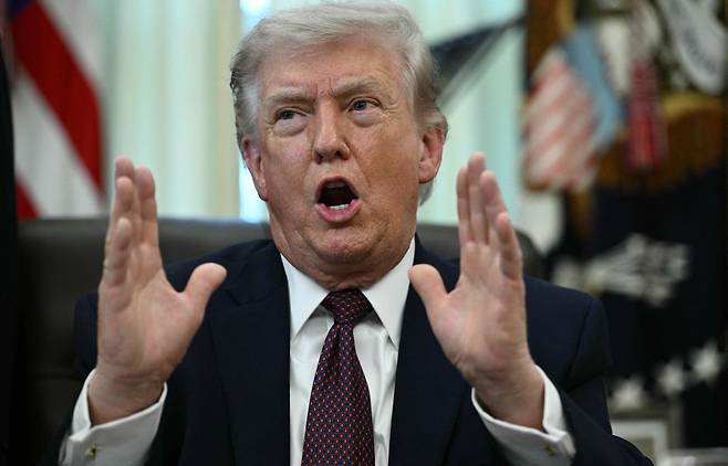 도널드 트럼프 미국 대통령이 31일(현지시간) 워싱턴 D.C. 백악관 집무실에서 연설하고 있다.(워싱턴D.C./AFP연합뉴스)