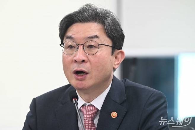 이억원 금융위원장이 1일 오전 서울 종로구 정부서울청사에서 열린 가계부채 점검회의에서 모두발언을 하고 있다. 사진=강민석 기자 kms@newsway.co.kr
