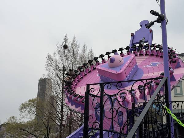 메이플 아일랜드 리뉴얼 어트랙션인 자이로 스핀이 작동하고 있다. 어트랙션 중앙에는 인기 캐릭터 핑크빈이 자리하고 있다./사진=미디어펜 박재훈 기자