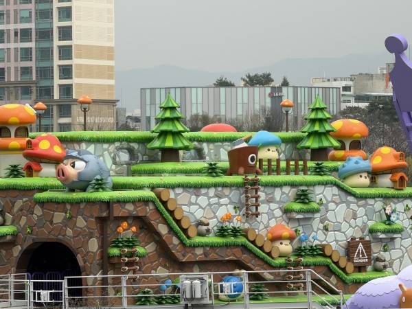 메이플 아일랜드의 스톤 익스프레스 외관. 게임 내 몬스터들이 실감나게 자리하고 있다./사진=미디어펜 박재훈 기자