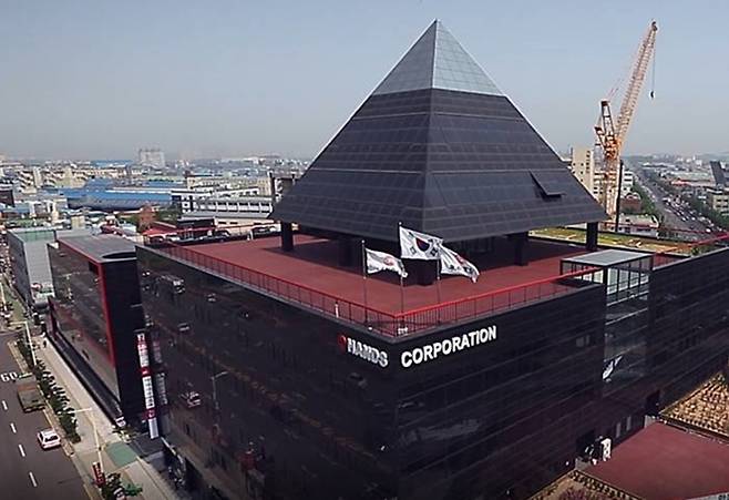 핸즈코퍼레이션은 승현창 회장 등 기존 대표들이 물러나고 신임 전문경영인 각자대표 체제를 맞이했다. / 핸즈코퍼레이션