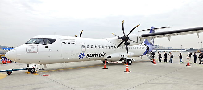 ▲지난 30일 서울 김포국제공항 국내선 에어 사이드에서 사천공항으로 떠나는 승객들이 섬에어의 첫 상업 비행편(ATR 72-600, HL5264)에 오르는 모습. 사진=박규빈 기자