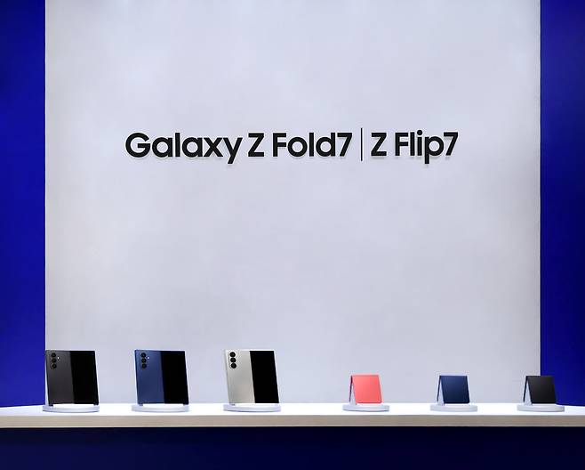 더현대 서울에 오픈한 '갤럭시 스튜디오' 에 전시된 '갤럭시 Z폴드7·플립7' / 삼성전자
