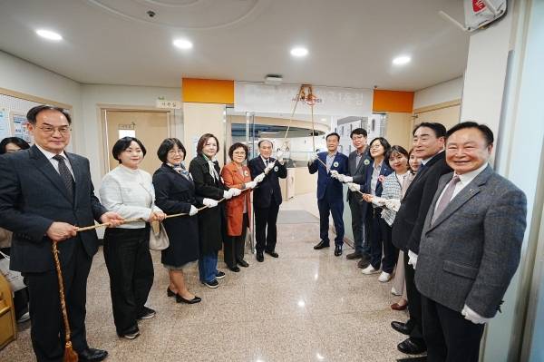 이승로 성북구청장(오른쪽 일곱 번째)과 관계자들이 제막식을 진행하고 있다.&nbsp;ⓒ성북구