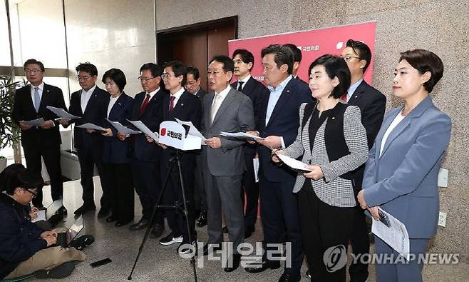 부산 지역 의원들이 1일 국회 원내대표실에서 ‘부산 글로벌허브 도시 조성에 관한 특별법’ 대책 회의를 마친 뒤 나와 “이재명 대통령의 의회 경시 발언 사과”와 “법안의 신속한 처리” 등을 요구하고 있다. 사진=연합뉴스