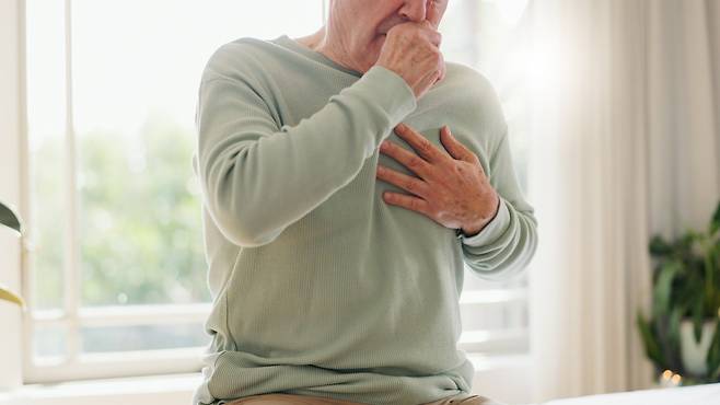 마른 기침, 음식을 삼킬 때 불편함, 쉰 목소리 같은 증상도 역류성 식도염 때문에 생길 수 있다 | 출처: 클립아트코리아