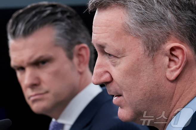 피트 헤그세스 미국 국방장관과 댄 케인 합참의장이 31일(현지시간) 워싱턴DC 인근 펜타곤(미 국방부 청사)에서 대(對)이란 군사작전 현황에 대해 브리핑하고 있다. 2026.03.31. ⓒ 로이터=뉴스1