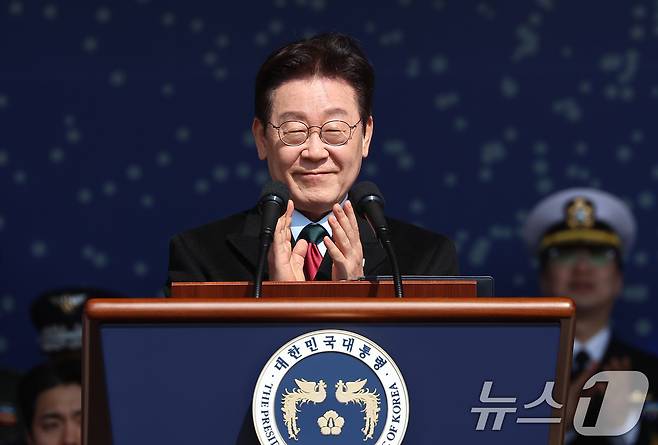 이재명 대통령이 20일 충남 계룡대 대연병장에서 열린 육·해·공군 사관학교 통합임관식에서 축사 후 박수를 치고 있다. (청와대통신사진기자단) 2026.2.20 ⓒ 뉴스1 이재명 기자