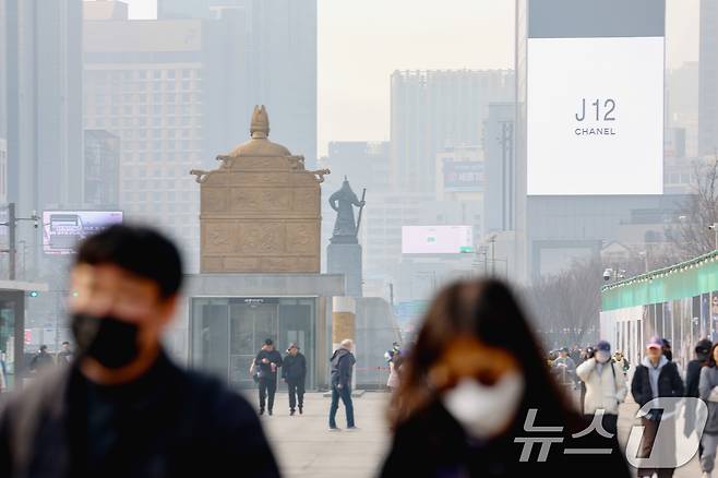 전국 대부분 지역에 초미세먼지 농도가 '나쁨' 수준을 보인 27일 오전 서울 종로구 광화문광장을 찾은 시민들이 마스크를 착용하고 이동하고 있다. 2026.3.27 ⓒ 뉴스1 조연우 인턴기자