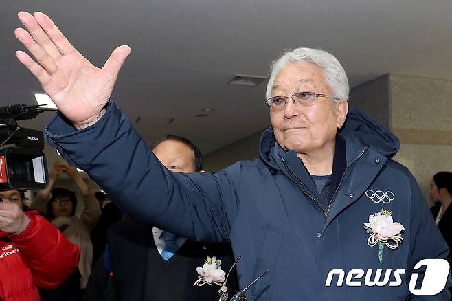 장웅 북한 국제올림픽위원회(IOC) 위원이 12일 강원도 강릉시청 2층 특별전시관에서 열린 평창올림픽 개최 기념 대한민국 스포츠 외교 사진전 (The best moments of IOC.ANOC and Korea sports) 개막식에 참석해 인사를 나누고 있다. 2018.2.12 ⓒ 뉴스1 서근영 기자