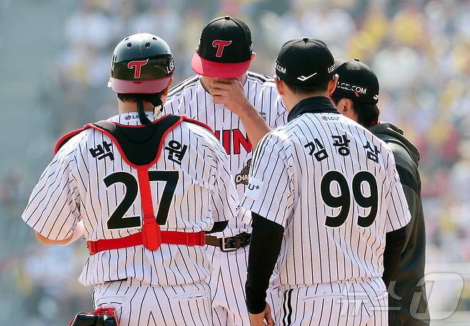 28일 서울 송파구 잠실야구장에서 열린 '2026 신한 SOL KBO리그' 공식 개막전 KT 위즈와 LG 트윈스의 경기, LG 선발 치리노스가 1회초 마운드를 방문한 김광삼 투수코치, 포수 박동원과 대화를 나누고 있다. 2026.3.28 ⓒ 뉴스1 김진환 기자