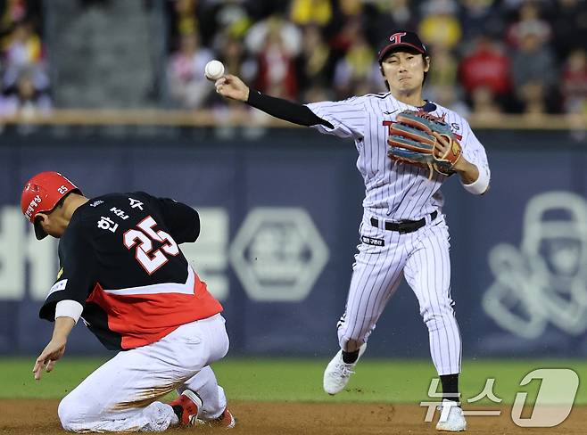 31일 서울 송파구 잠실야구장에서 열린 '2026 신한 SOL KBO리그' 열린 KIA 타이거즈와 LG트윈스의 경기, 2회초 KIA 공격 1사 1,2루 상황에서 LG 신민재가 KIA 데일의 내야땅볼 때 1루주자 한준수를 포스아웃 시킨 후 1루로 송구하고 있다. 2026.3.31 ⓒ 뉴스1 오대일 기자
