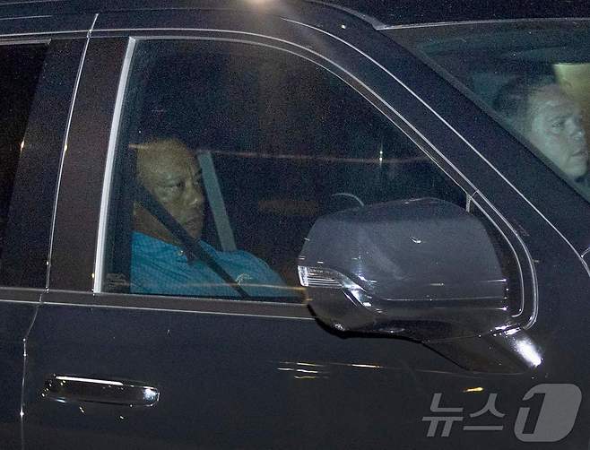 지난달 28일 교통 사고 후 구금됐다가 집으로 돌아가는 타이거 우즈.  ⓒ AFP=뉴스1