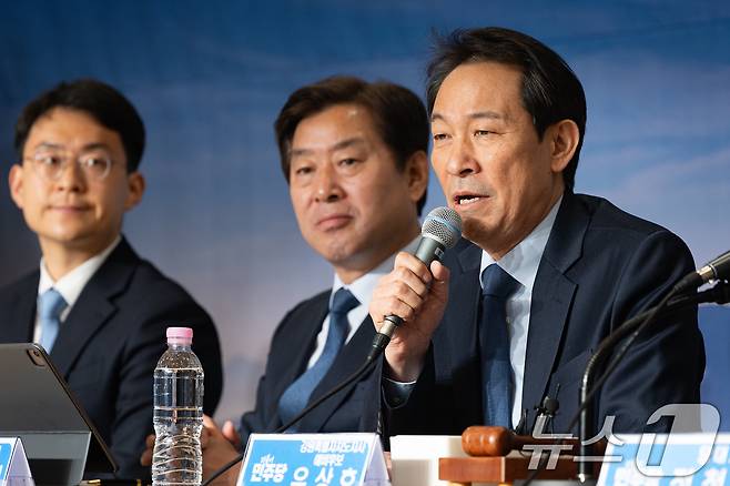 우상호 더불어민주당 강원특별자치도지사 예비후보가 1일 강원도 철원군 새마을금고 본점에서 열린 강원 민생 현장 최고위원회의에서 모두 발언을 하고 있다. 2026.4.1 ⓒ 뉴스1 유승관 기자