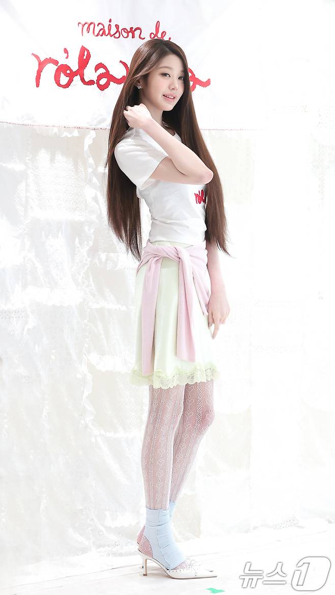 그룹 아이브(IVE)의 장원영이 1일 서울 종로구 로라로라(ROLAROLA) 서촌 플래그십 스토어에서 진행된 오픈 기념 행사에서 포즈를 취하고 있다. ⓒ 뉴스1 권현진 기자