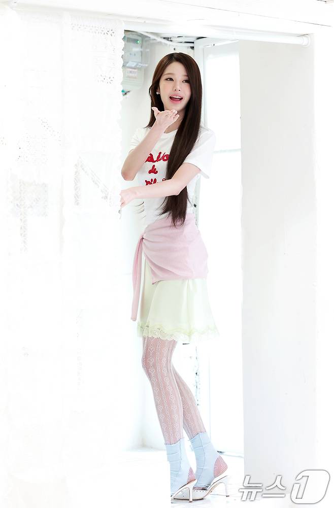 그룹 아이브(IVE)의 장원영이 1일 서울 종로구 로라로라(ROLAROLA) 서촌 플래그십 스토어에서 진행된 오픈 기념 행사에서 손 키스를 인사를 전하고 있다. ⓒ 뉴스1 권현진 기자