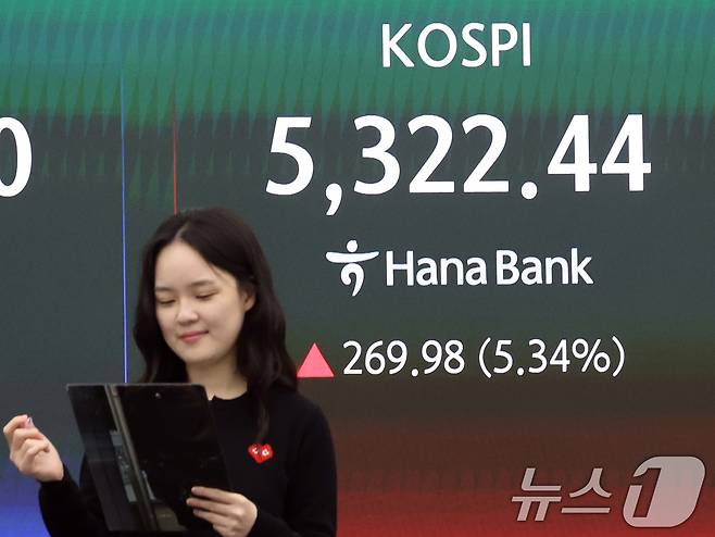 코스피 지수가 5% 넘게 오르며 장 초반 매수 사이드카가 발동된 1일 오전 서울 중구 하나은행 딜링룸 전광판에 코스피 시황이 표시되고 있다. 이날 코스피는 전 거래일 대비 277.58%(5.49%) 상승한 5330.04로 출발했다. 2026.4.1 ⓒ 뉴스1 황기선 기자