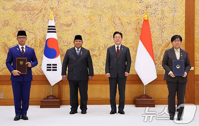 정은경 보건복지부 장관과 수기오노 외교부 장관 이 1일 청와대에서 이재명 대통령과 프라보워 수비안토 인도네시아 대통령이 임석한 가운데 AI 기본의료 및 인적개발 협력에 관한 양해각서를 체결한 뒤 기념촬영을 하고 있다. 2026.4.1 ⓒ 뉴스1 이재명 기자