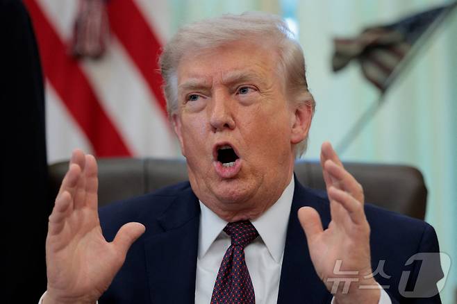 도널드 트럼프 미국 대통령이 31일(현지시간) 워싱턴 D.C. 백악관 오벌오피스(집무실)에서 우편 투표 관련 행정명령 서명식 도중 발언하고 있다. 2026.03.31 ⓒ 로이터=뉴스1